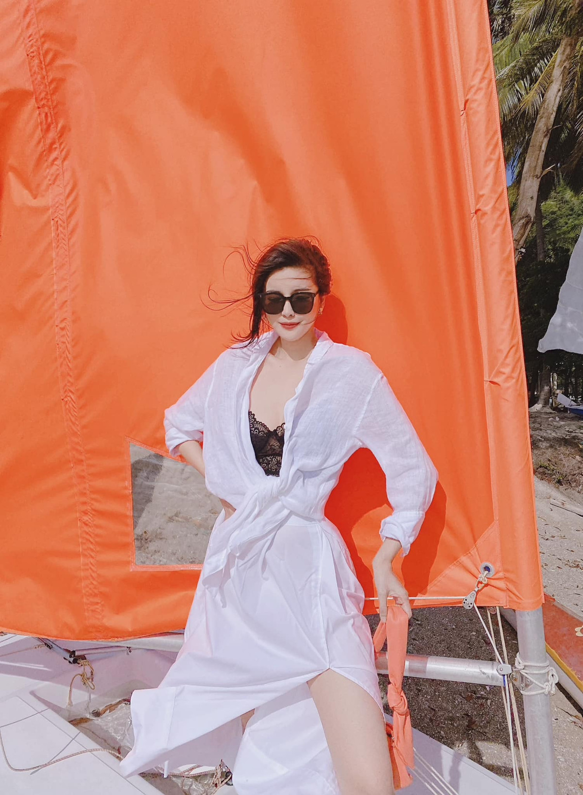 Trên trang cá nhân, Cao Thái Hà khoe cuộc sống sang chảnh vi vu khắp nơi.