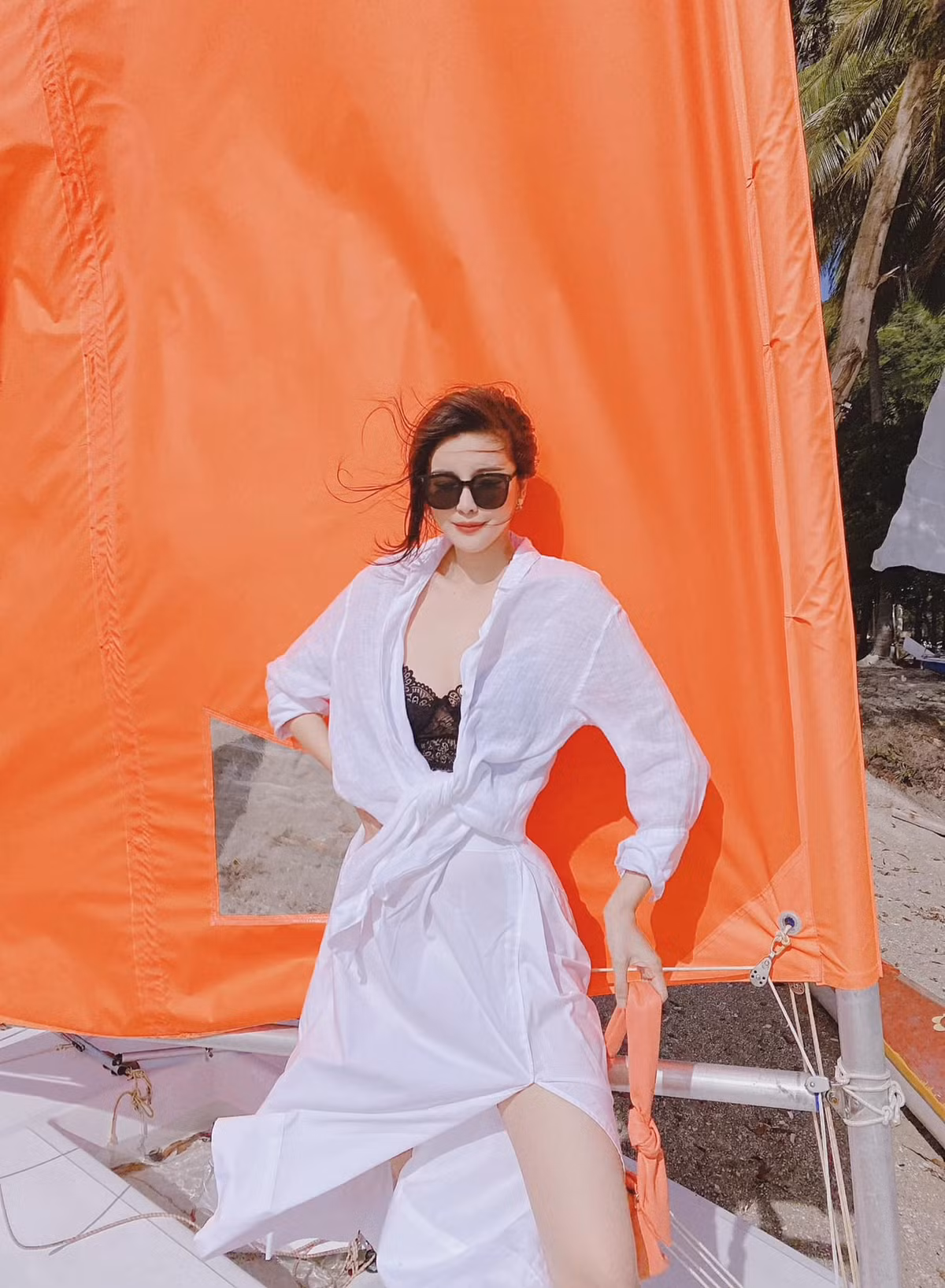 Trên trang cá nhân, Cao Thái Hà khoe cuộc sống sang chảnh vi vu khắp nơi.