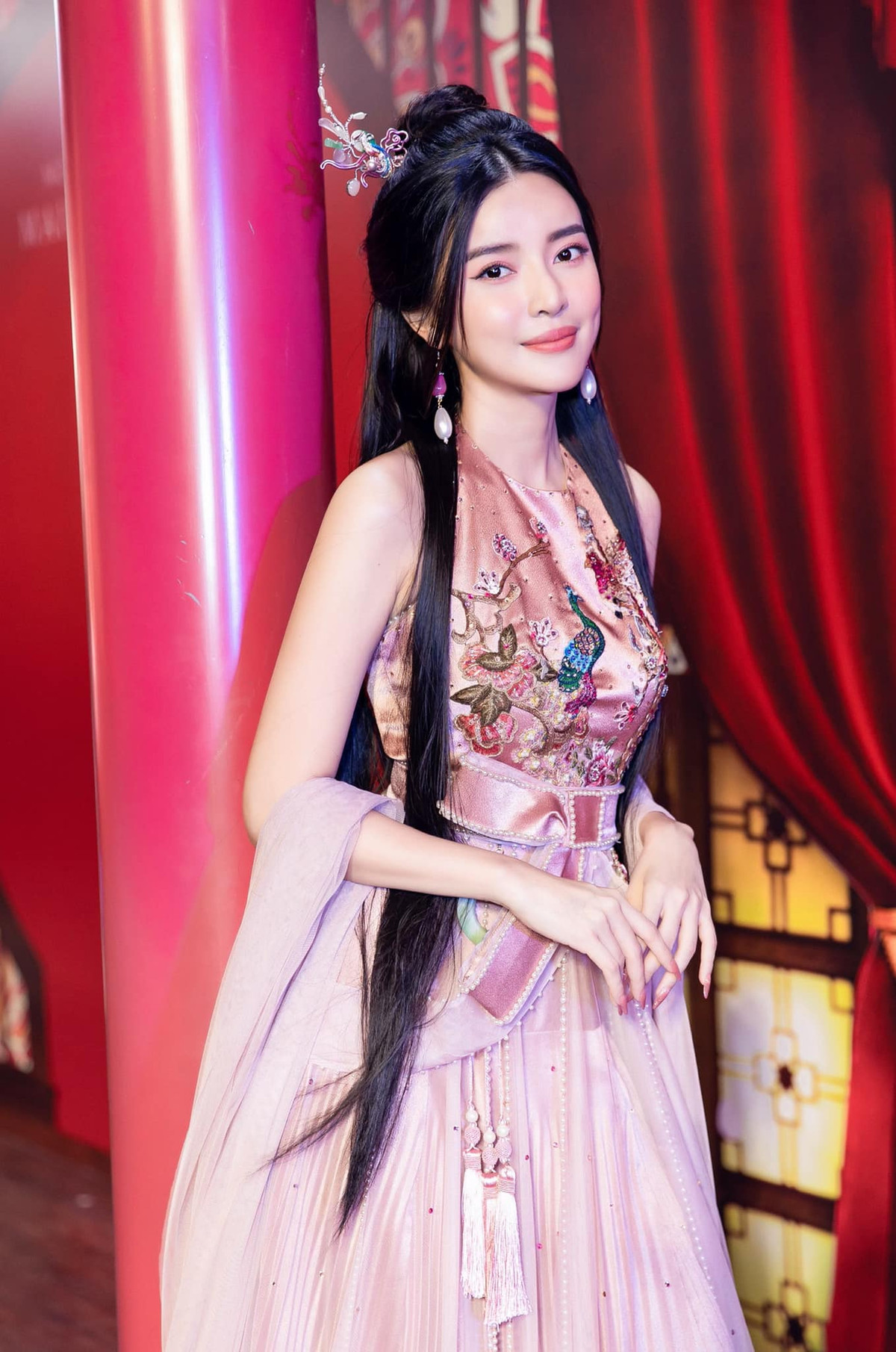 Hứng nhiều chỉ trích là thế nhưng theo chia sẻ của Cao Thái Hà thì để có được cảnh nóng bạo liệt trong "Kiều", cô đã phải trải qua quá trình quay rất cực khổ. Khi vào vai, "Hoạn Thư" Cao Thái Hà nhập tâm đến mức không bận tâm mình hở chỗ nào hay động cái gì dù đã được trang bị đồ bảo hộ.