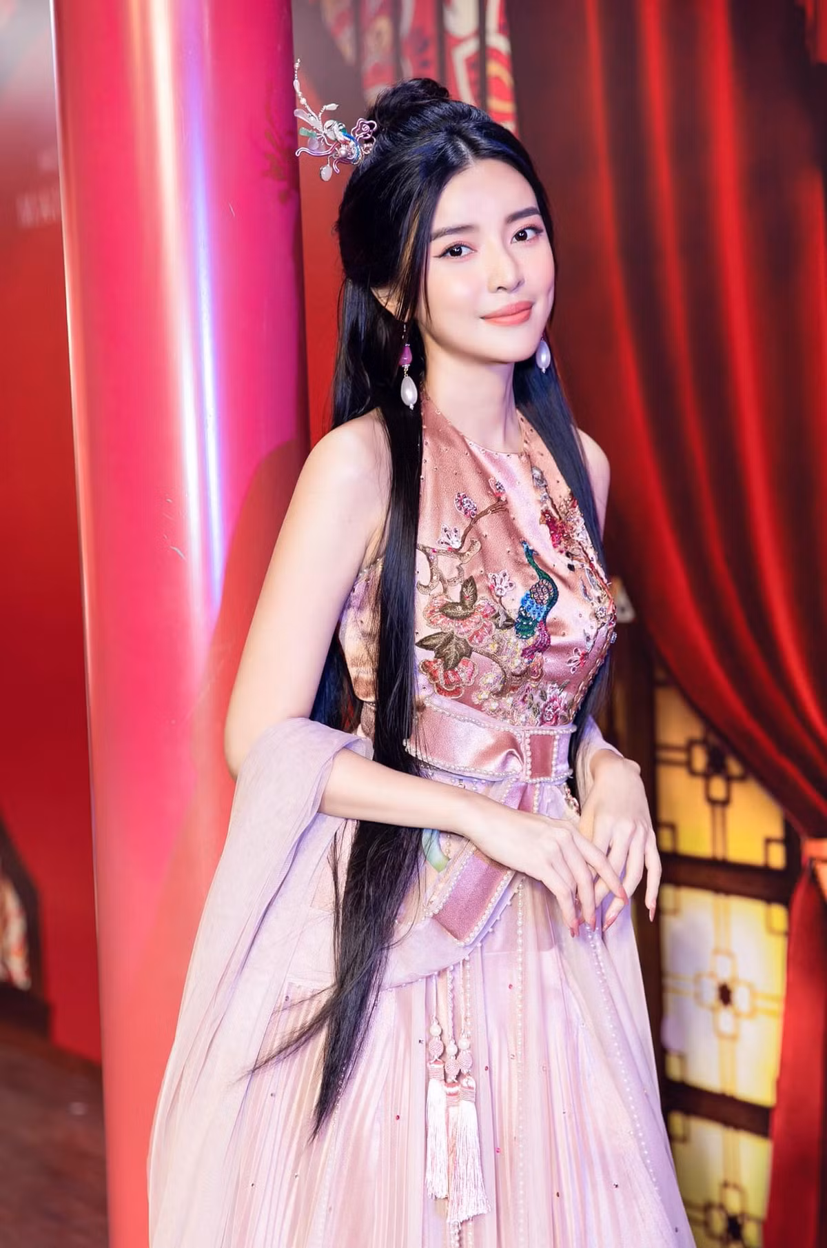 Hứng nhiều chỉ trích là thế nhưng theo chia sẻ của Cao Thái Hà thì để có được cảnh nóng bạo liệt trong "Kiều", cô đã phải trải qua quá trình quay rất cực khổ. Khi vào vai, "Hoạn Thư" Cao Thái Hà nhập tâm đến mức không bận tâm mình hở chỗ nào hay động cái gì dù đã được trang bị đồ bảo hộ.