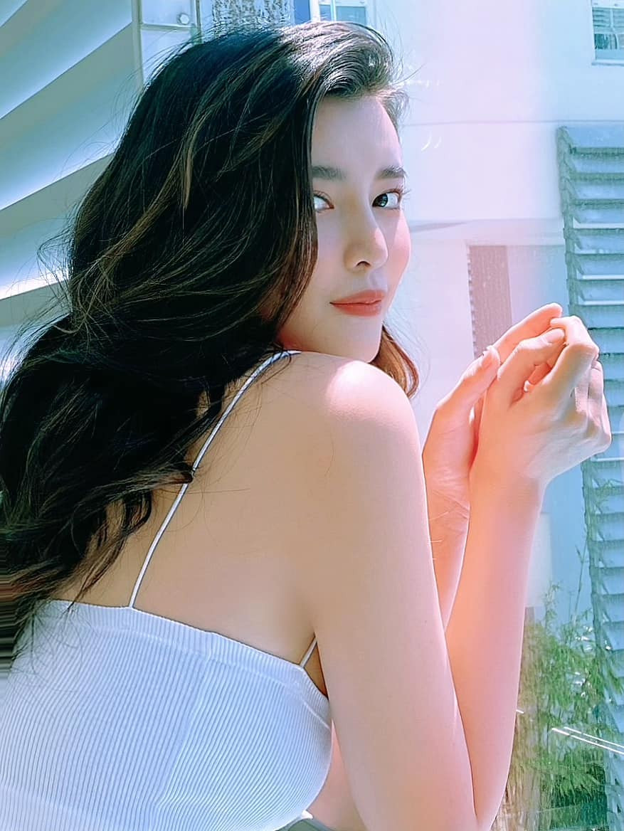 "Mợ hai" của "Tiếng sét trong mưa" chăm chỉ thực hiện những shoot hình bikini hay trang phục gợi cảm khoe vẻ đẹp hình thể.