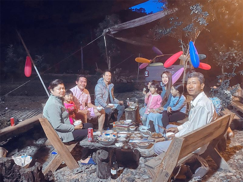 Bữa cơm với đầy đủ các thành viên và ăn ngay ngoài trời.