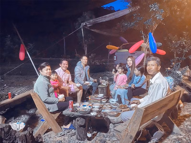 Bữa cơm với đầy đủ các thành viên và ăn ngay ngoài trời.