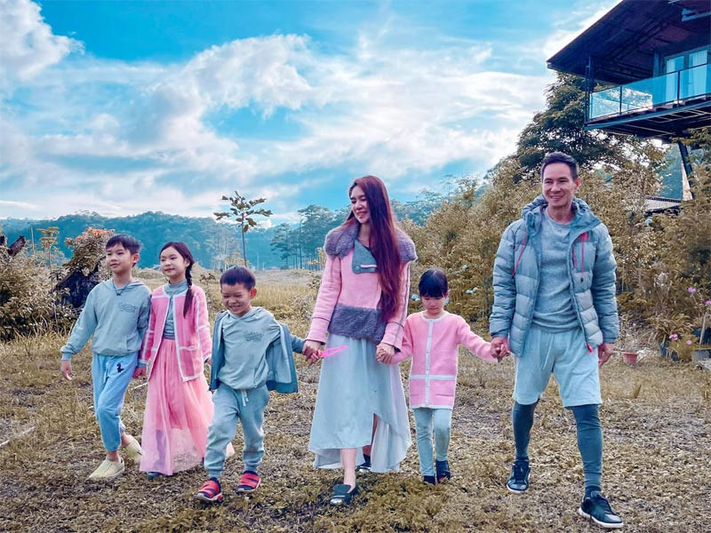 Cả gia đình Lý Hải – Minh Hà đã ở Đà Lạt hơn 1 tháng. Vợ chồng nam đạo diễn dạy các con cách chăm sóc vườn cây và nuôi gia cầm trong trang trại.