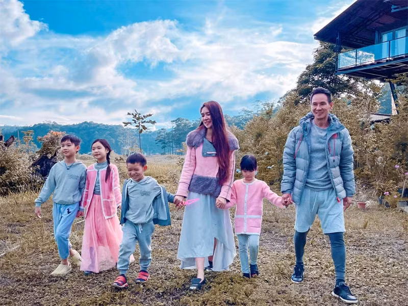 Cả gia đình Lý Hải – Minh Hà đã ở Đà Lạt hơn 1 tháng. Vợ chồng nam đạo diễn dạy các con cách chăm sóc vườn cây và nuôi gia cầm trong trang trại.