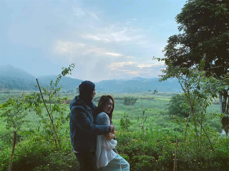 Giây phút lãng mạn của hai vợ chồng Lý Hải - Minh Hà giữa bao la cây cỏ.