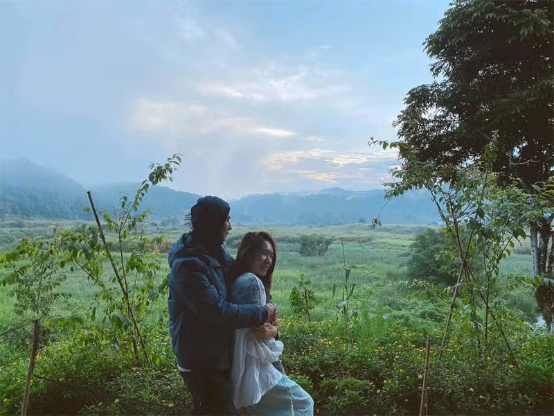 Giây phút lãng mạn của hai vợ chồng Lý Hải - Minh Hà giữa bao la cây cỏ.