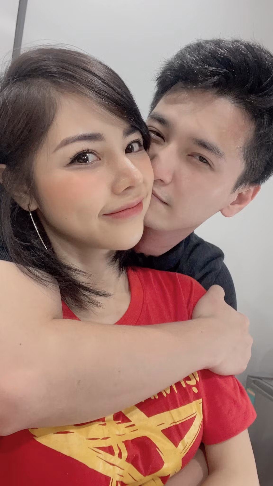 Dù bị trêu "dùng người yêu như phá" nhưng bạn gái Huỳnh Anh lại được khen ngày càng trẻ trung, xinh đẹp và nóng bỏng từ khi yêu. Cô và Huỳnh Anh công khai hẹn hò hồi tháng 11/2020. Cuối tháng 1 vừa qua, nam diễn viên cầu hôn bạn gái.