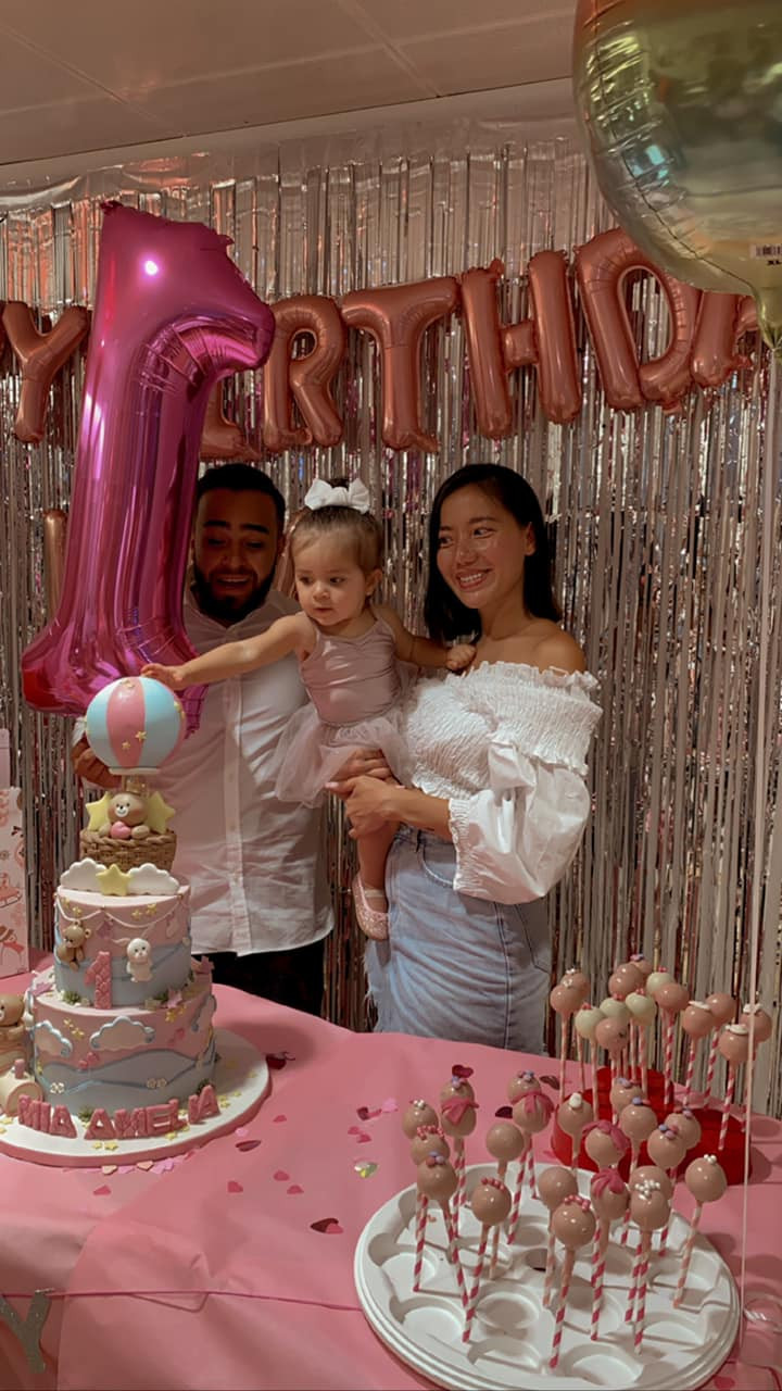 Bé Mia Amelia Norambuena - con gái Chung Thục Quyên gần 2 tuổi, lai 5 dòng máu Việt Nam, Hong Kong, Chile, Thuỵ Sĩ và Italy. Chung Thục Quyên có bố là người Hong Kong (Trung Quốc), mẹ người Việt còn chồng cô lai Thuỵ Sĩ, Chile và Italy.