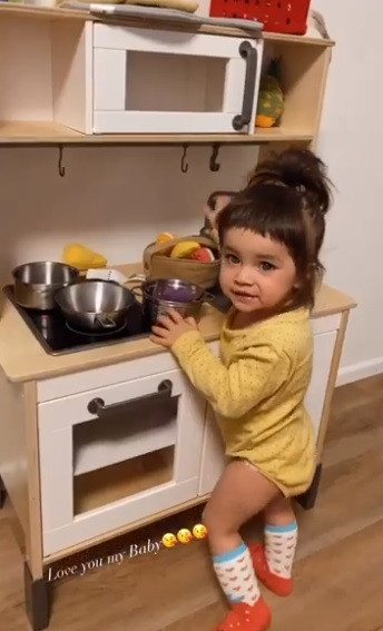 Thiên thần nhỏ của cựu người mẫu có những biểu cảm cực đáng yêu.