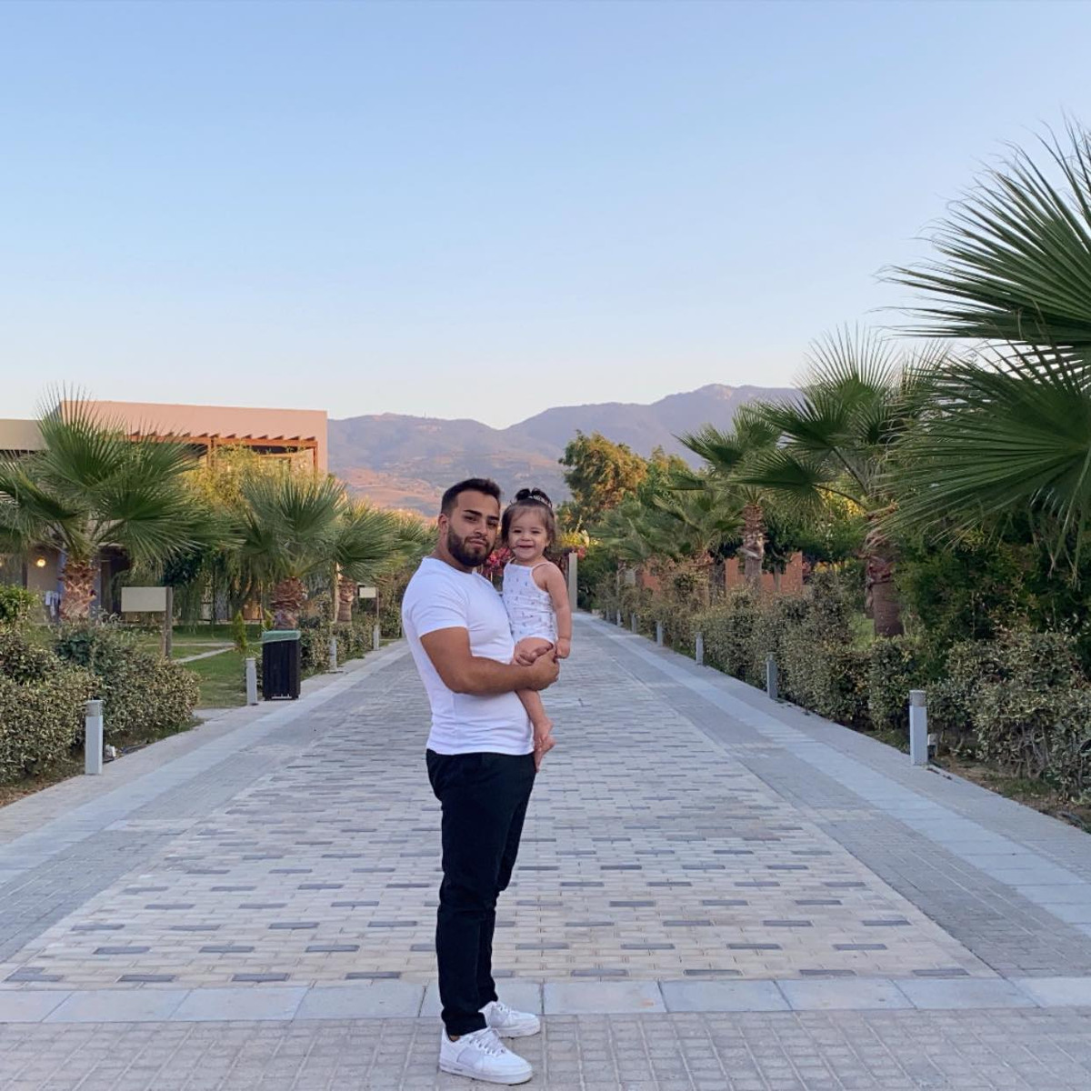 Ông xã của Chung Thục Quyên khéo chăm con.