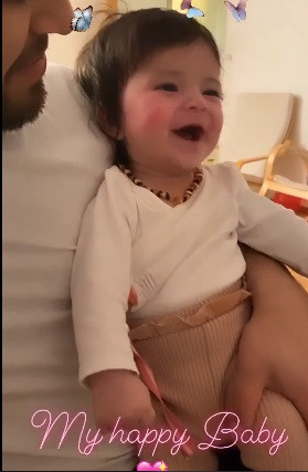 Nhóc tì nhà Chung Thục Quyên và ông xã bằng tuổi được vợ chồng cô hết mực cưng chiều.