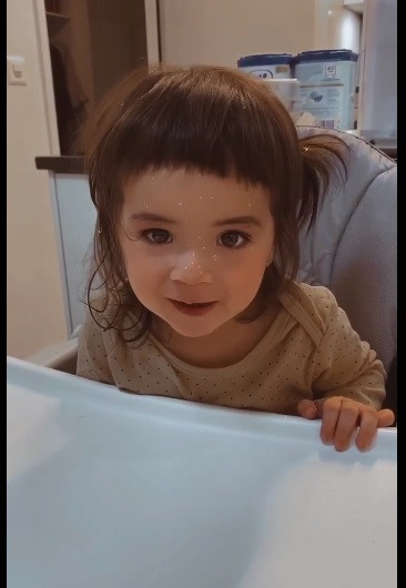 Chung Thục Quyên chia sẻ khoảnh khắc bên con: "Mẹ ác ghê, cắt cho con quả đầu xấu không thể tưởng! Mẹ xin lỗi con, lần đầu tiên mẹ không có kinh nghiệm, lần sau mẹ hứa sẽ cắt đẹp hơn!".