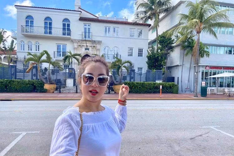 Tháng 4/2021, Thúy Nga đăng tải nhiều clip cô đi làm môi giới bất động sản ở Mỹ để kiếm thêm thu nhập do giữa đại dịch không có show diễn.