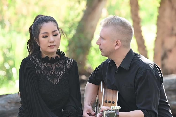 Không có việc làm nên Thúy Nga quyết định cover các ca khúc mà mình yêu thích, quay MV và đăng trên kênh Youtube cá nhân.