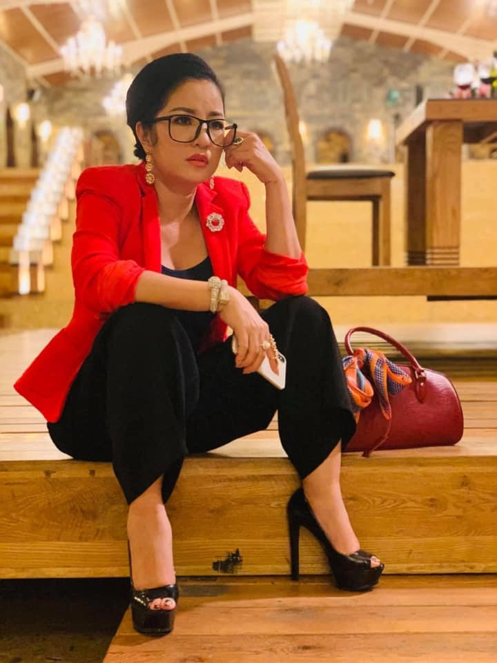 Trong thời gian đầu, Thúy Nga cho biết cô vẫn duy trì được cuộc sống bằng số tiền tiết kiệm của mình nhưng nếu dịch kéo dài thì sẽ gay go.