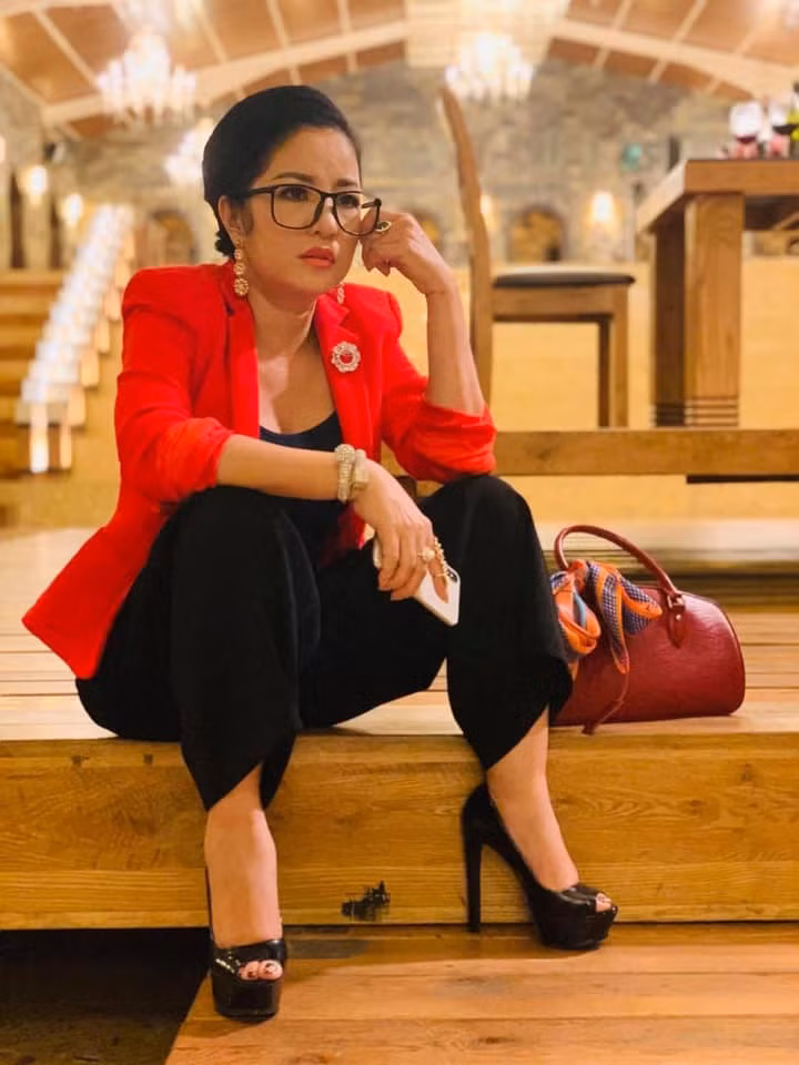 Trong thời gian đầu, Thúy Nga cho biết cô vẫn duy trì được cuộc sống bằng số tiền tiết kiệm của mình nhưng nếu dịch kéo dài thì sẽ gay go.