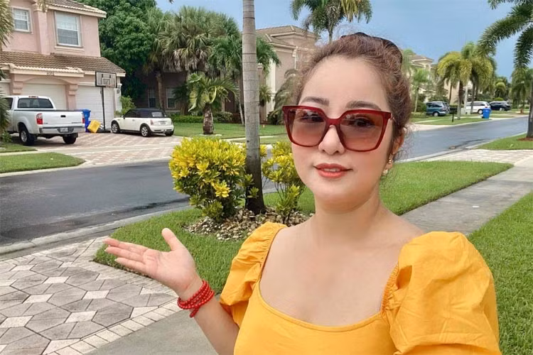 Nữ danh hài còn chia sẻ, vì dịch COVID-19, show diễn hạn chế, nên hiện tại thu nhập của Thúy Nga chủ yếu đến từ kênh Youtube.