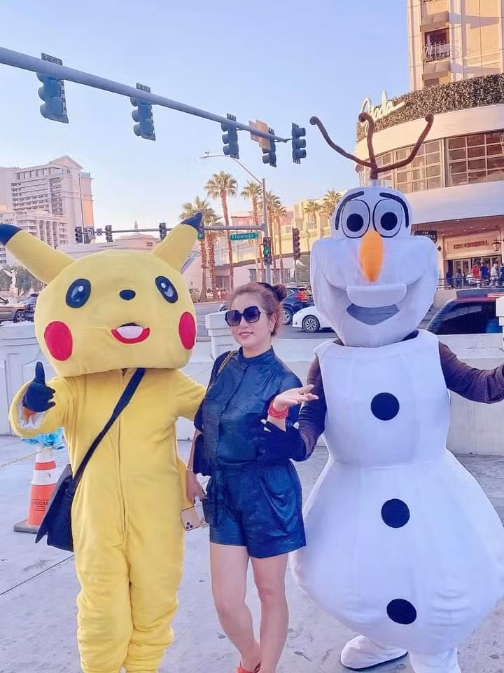 Tháng 4/2020, Thúy Nga cho biết, cô nhận được 1700 USD (gần 40 triệu đồng) tiền hỗ trợ từ chính phủ Mỹ giữa mùa dịch COVID-19.