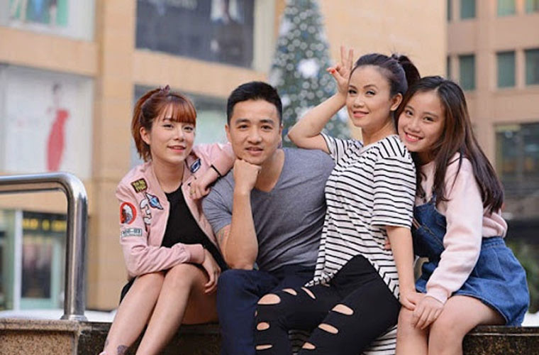 Hoàng Yến chụp ảnh cùng chồng thứ tư và hai con gái riêng của cô khi cả hai còn mặn nồng.