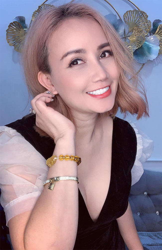 Nữ diễn viên sinh năm 1976 cũng rất tự tin khi khoe chuyện cô đi phẫu thuật thẩm mỹ chứ không giấu giếm như những người khác.