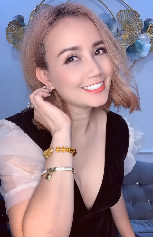 Nữ diễn viên sinh năm 1976 cũng rất tự tin khi khoe chuyện cô đi phẫu thuật thẩm mỹ chứ không giấu giếm như những người khác.