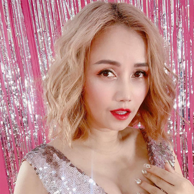 Đào Hoàng Yến còn trẻ hóa bằng cách nhuộm tóc màu hồng trà.