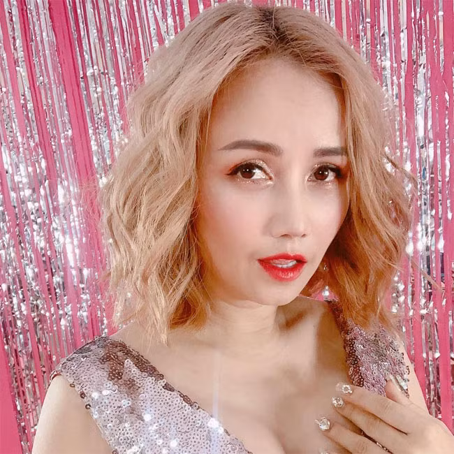 Đào Hoàng Yến còn trẻ hóa bằng cách nhuộm tóc màu hồng trà.