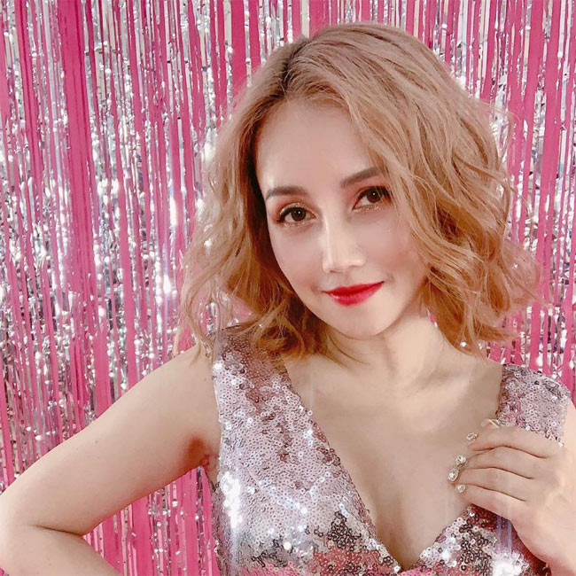 "Tôi phẫu thuật thẩm mỹ vì muốn trẻ trung, xinh đẹp hơn chứ không phải để quyến rũ đàn ông như người ta nói. Tôi không cần làm gì đàn ông cũng thích rồi. Ngày nay phụ nữ làm đẹp là chuyện hết sức bình thường", Hoàng Yến cho biết.