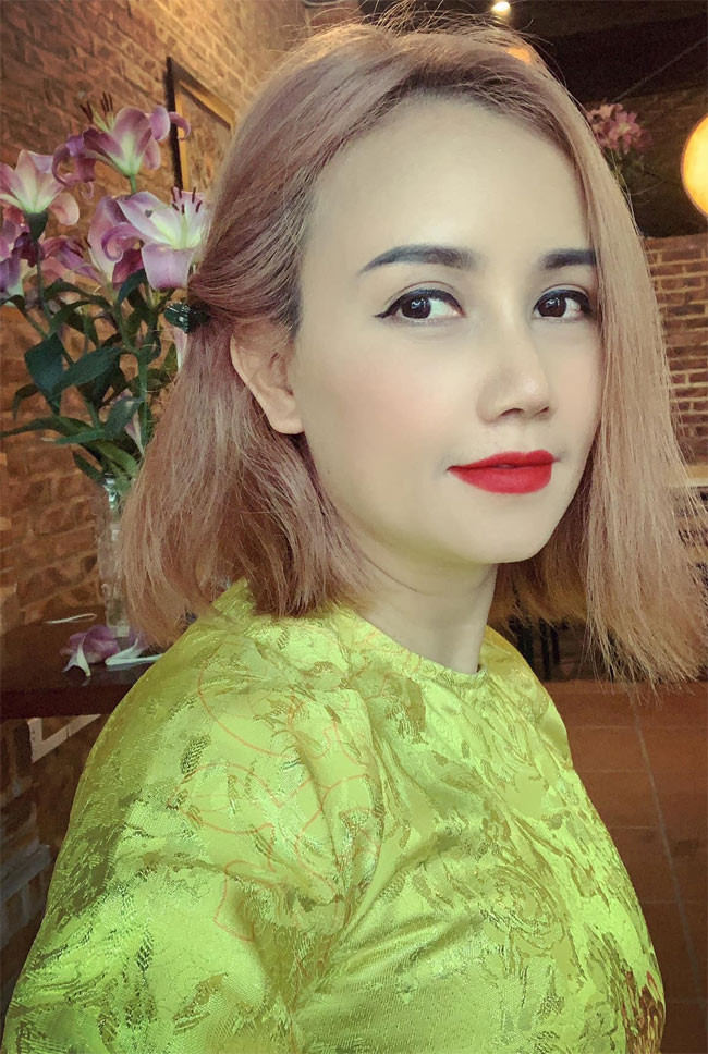 Mới đây Hoàng Yến chia sẻ, cô và người chồng thứ 4, kém cô 3 tuổi, đã ly hôn vào tháng 3/2020. Hai người có một con gái chung là bé Mầm.