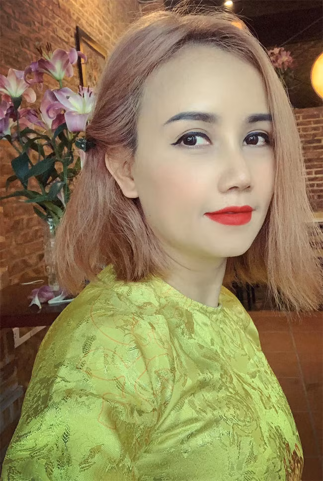 Mới đây Hoàng Yến chia sẻ, cô và người chồng thứ 4, kém cô 3 tuổi, đã ly hôn vào tháng 3/2020. Hai người có một con gái chung là bé Mầm.