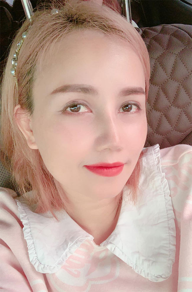 "Tôi làm đẹp cho chính mình, chứ không vì một người đàn ông nào hết. Phụ nữ phải yêu bản thân mới yêu người khác được. Đẹp sẽ giúp chúng ta có năng lượng đỉnh cao để làm việc tốt hơn. Tôi nghĩ vậy!", Hoàng Yến chia sẻ trên trang cá nhân.