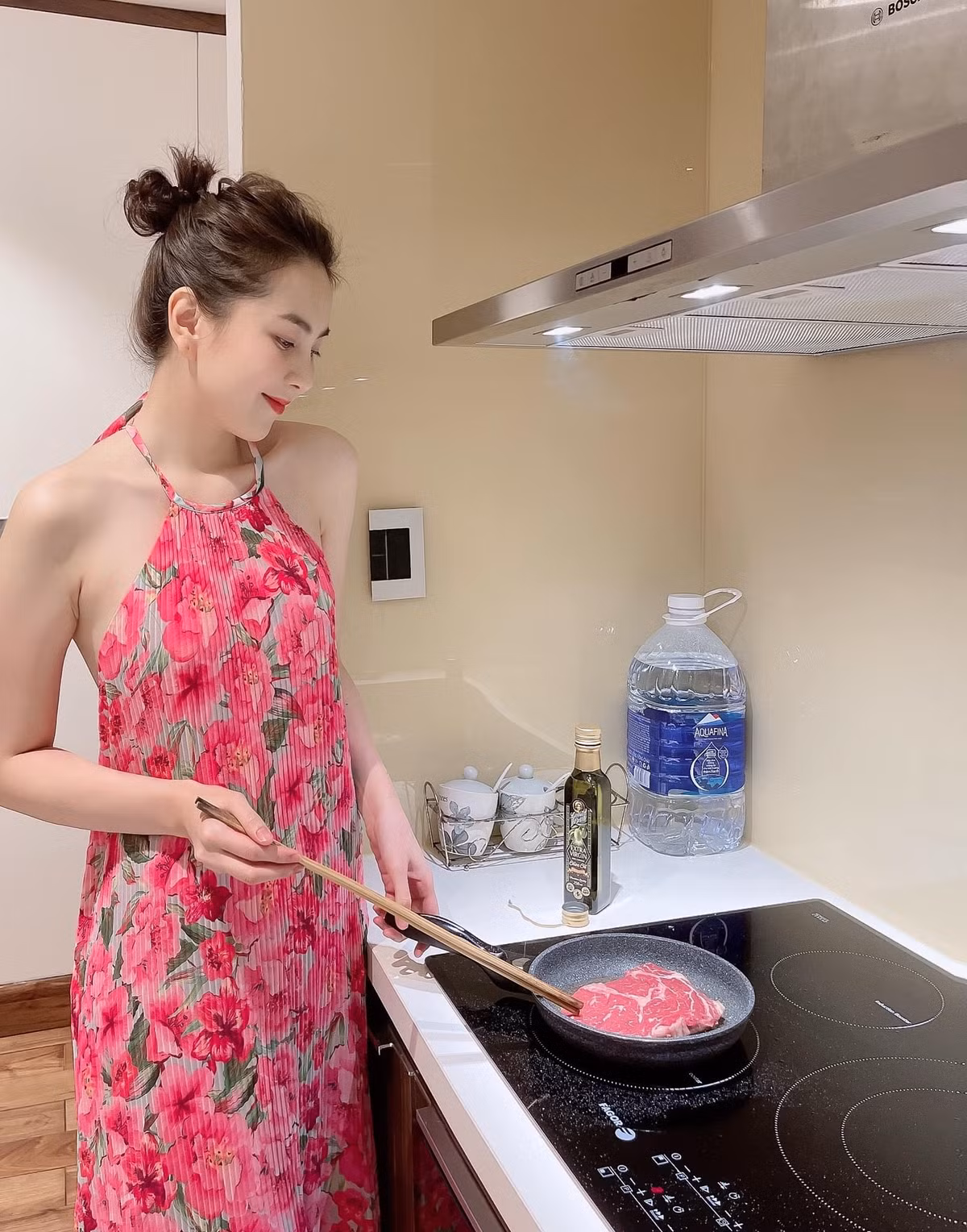 Kể từ sau khi kết hôn với doanh nhân Hoài Nam, công việc lẫn nhan sắc của "MC xinh đẹp nhất VTV" ngày một thăng hoa.