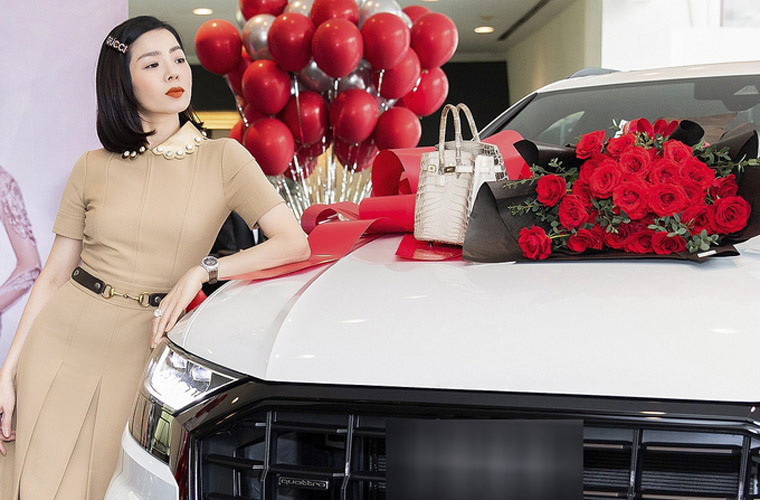 Cuối tháng 12/2020, Lệ Quyên tậu xe sang trị giá hơn 5 tỷ đồng.