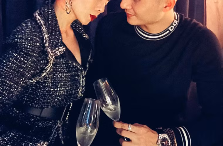 “Vợ chồng hay tình nhân, chưa chắc đã thiếu tình yêu để đánh mất nhau... Mà mất nhau khi thiếu tình bạn! We are private, not secrets”, Lệ Quyên viết trên trang cá nhân.