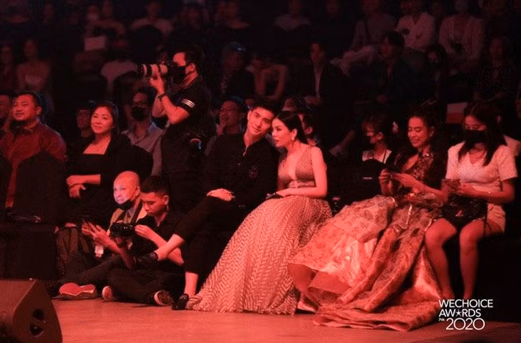 Sau khi tuyên bố ly hôn chồng, Lệ Quyên thường xuyên đăng ảnh tình tứ cùng tình trẻ dù lúc đấy cô chưa công khai mối quan hệ.