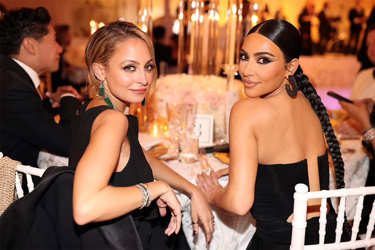Kim Kardashian và Nicole Richie là hai trong số các khách mời tới dự đám cưới của Paris Hilton và Carter Reum. (Ảnh: Shutterstock).