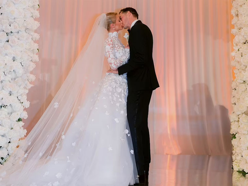 Cô dâu Paris và chú rể Carter trao nhau nụ hôn trên lễ đường ở Bel-Air. (Ảnh: Shutterstock)