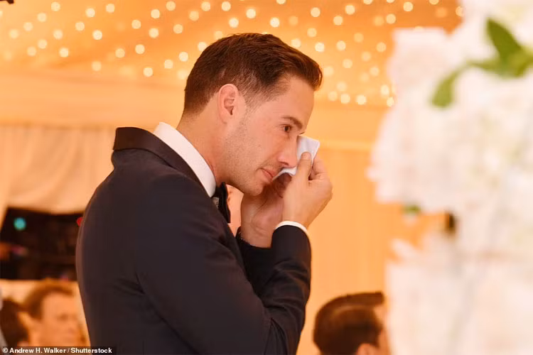 Chú rể Carter liên tục lau nước mắt vì xúc động trong đám cưới. (Ảnh: Shutterstock)
