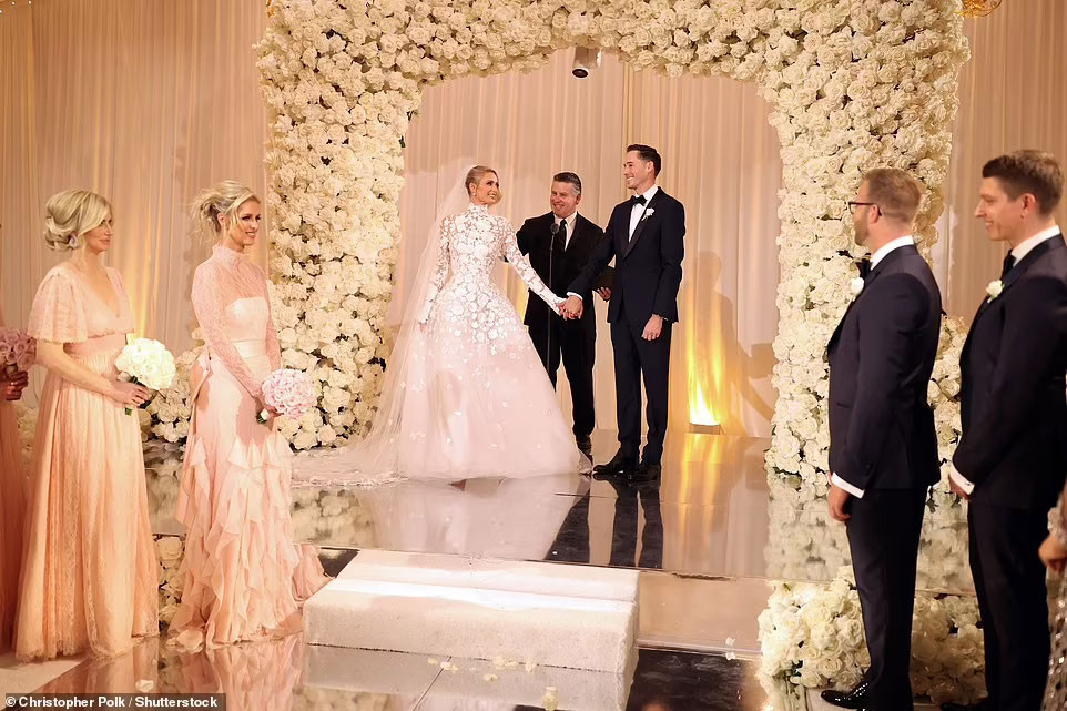 Paris Hilton đã rơi nước mắt xúc động trước nhiều bạn bè và khách mời tại lễ cưới. (Ảnh: Shutterstock)