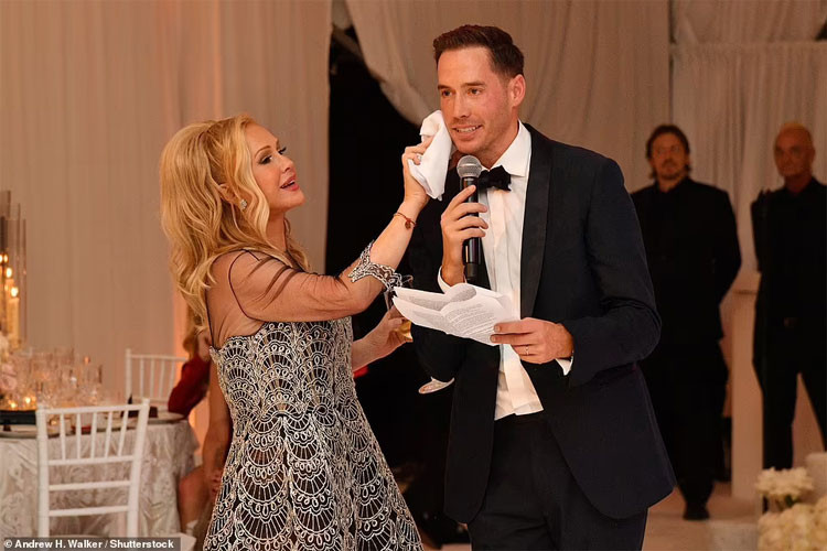 Mẹ cô dâu - bà Kathy Hilton lấy khăn lau những giọt nước mắt xúc động của chú rể Carter khi anh đang phát biểu trong lễ cưới. (Ảnh: Shutterstock).