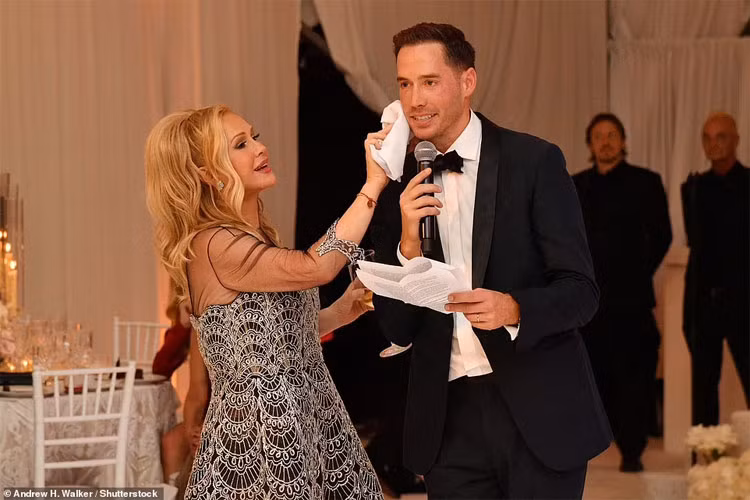 Mẹ cô dâu - bà Kathy Hilton lấy khăn lau những giọt nước mắt xúc động của chú rể Carter khi anh đang phát biểu trong lễ cưới. (Ảnh: Shutterstock).