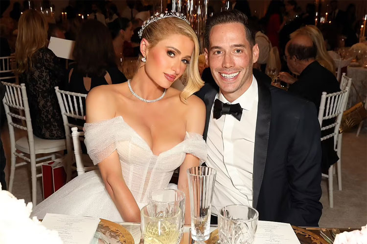 Paris Hilton cho biết, không chỉ chồng cô mà bản thân cô cũng liên tục rớt nước mắt xúc động trong lễ cưới. "Tôi nghĩ là tôi đã khóc trước cả anh ấy", Paris tâm sự.