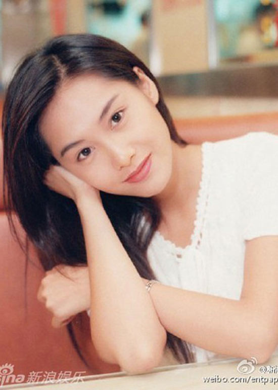 Chu Ân sinh năm 1971, gây ấn tượng với đạo diễn Châu Tinh Trì bởi phong cách năng động và tài năng diễn xuất. Cô đã được ông vua phim hài mời đóng nữ chính trong phần tiếp theo của “Trường học Uy Long" và nhiều bộ phim sau đó. (Ảnh: weibo)