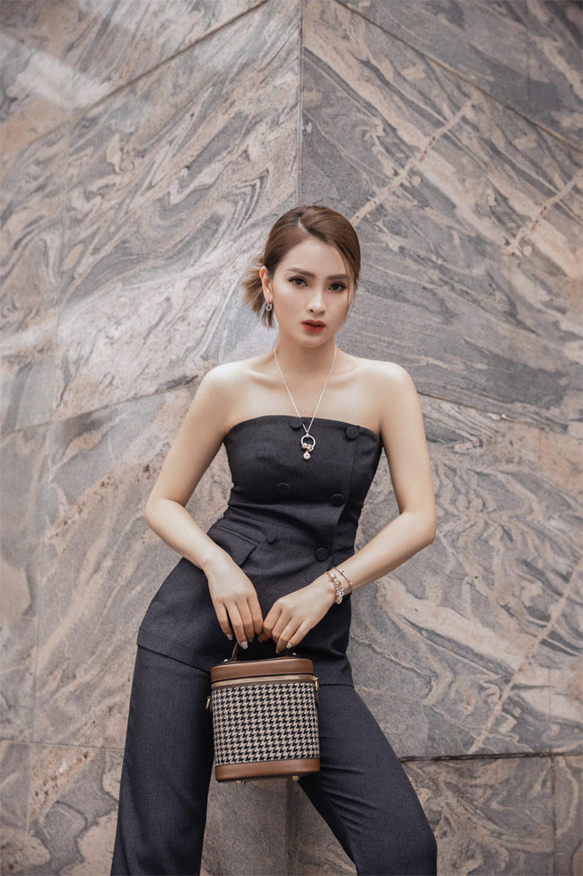 Ngoài đời, nữ MC có gu ăn mặc rất tinh tế và cá tính.