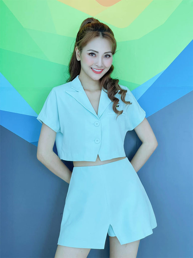 Huyền Trang sinh năm 1993, là MC của các chương trình như "Bữa trưa vui vẻ", "Cuộc hẹn cuối tuần"...