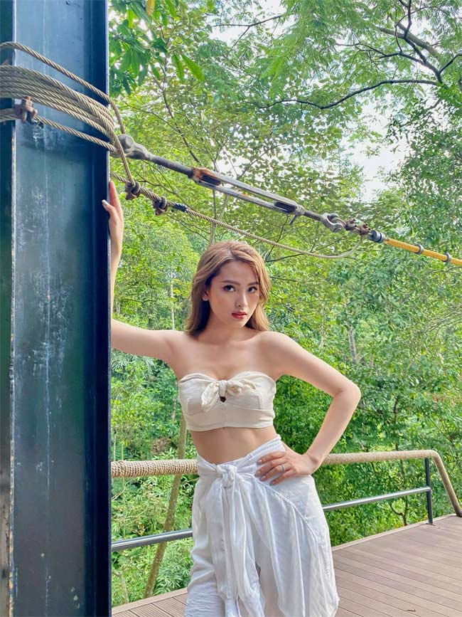 Ngoài ra, người đẹp 28 tuổi còn sở hữu làn da trắng mịn rất bắt mắt.