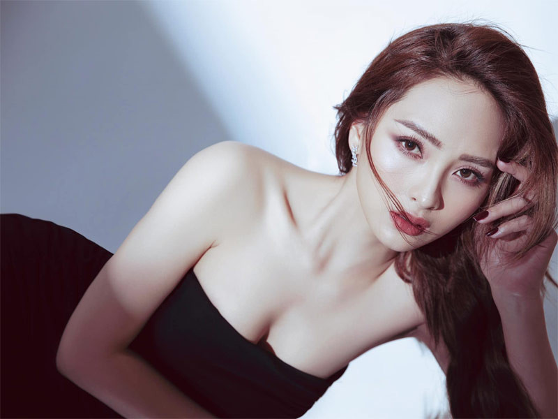 Nữ MC đóng tình cũ Thanh Sơn trong “11 tháng 5 ngày“ sở hữu khuôn mặt khả ái cùng thân hình bắt mắt.