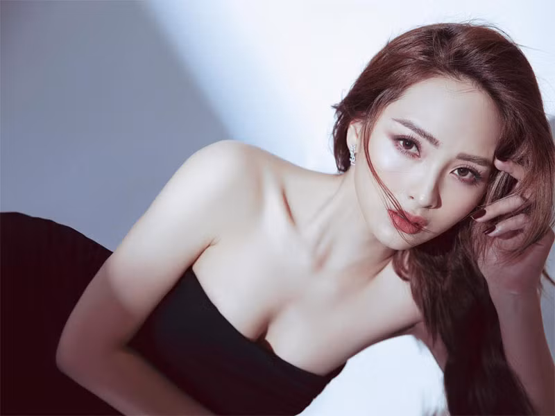 Nữ MC đóng tình cũ Thanh Sơn trong “11 tháng 5 ngày“ sở hữu khuôn mặt khả ái cùng thân hình bắt mắt.