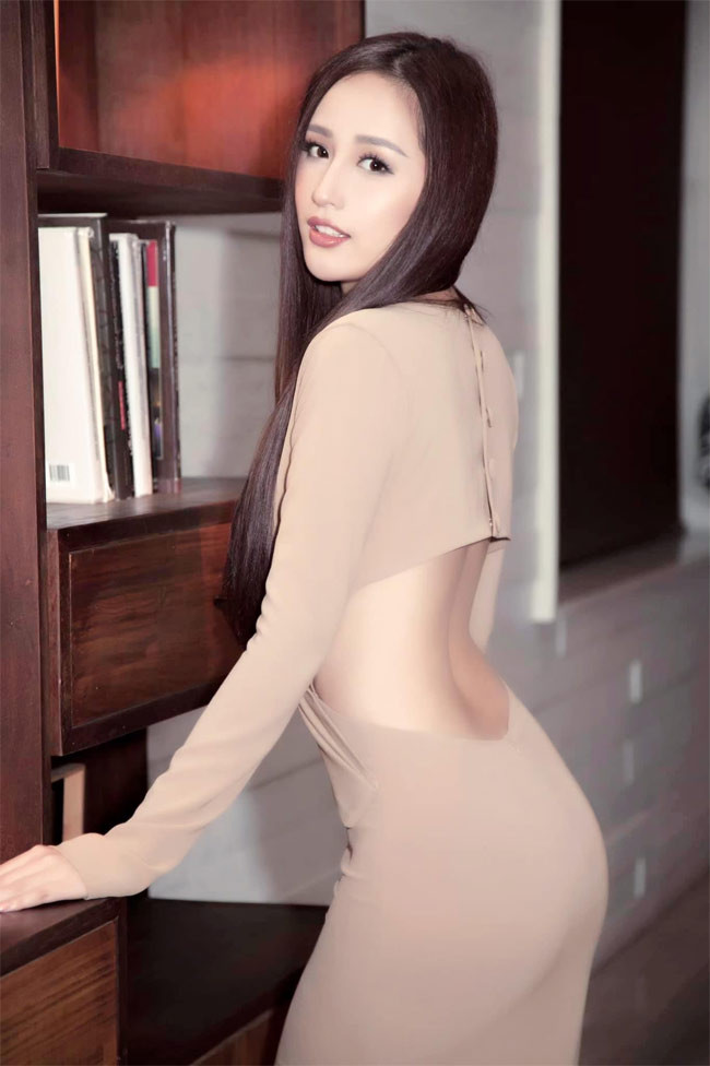 Vòng eo nhỏ và vòng ba nóng bỏng cũng được nàng hoa hậu tự tin khoe mỗi khi có dịp.